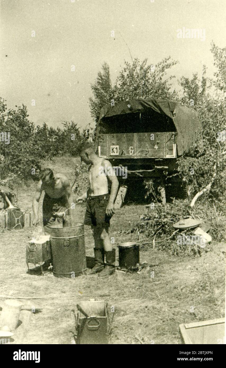 Wehrmachtssoldaten mit Henschel 33D1 WWII German Army Truck, wahrscheinlich Westfront 1942 Stockfoto
