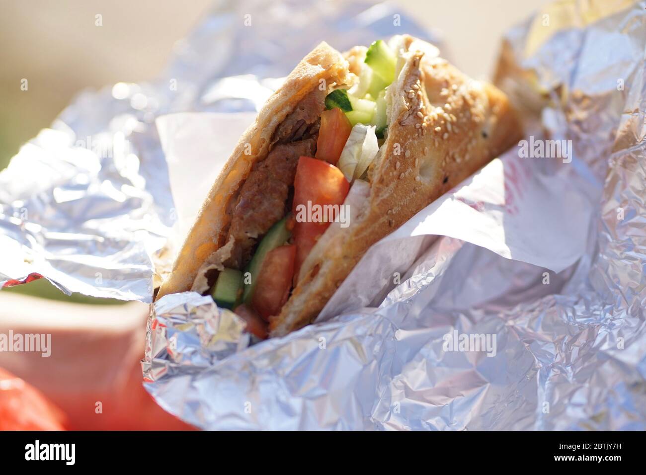 Nahaufnahme eines Berliner Döner Kebab Berliner Döner Kebap aus Folie ausgepackt Stockfoto
