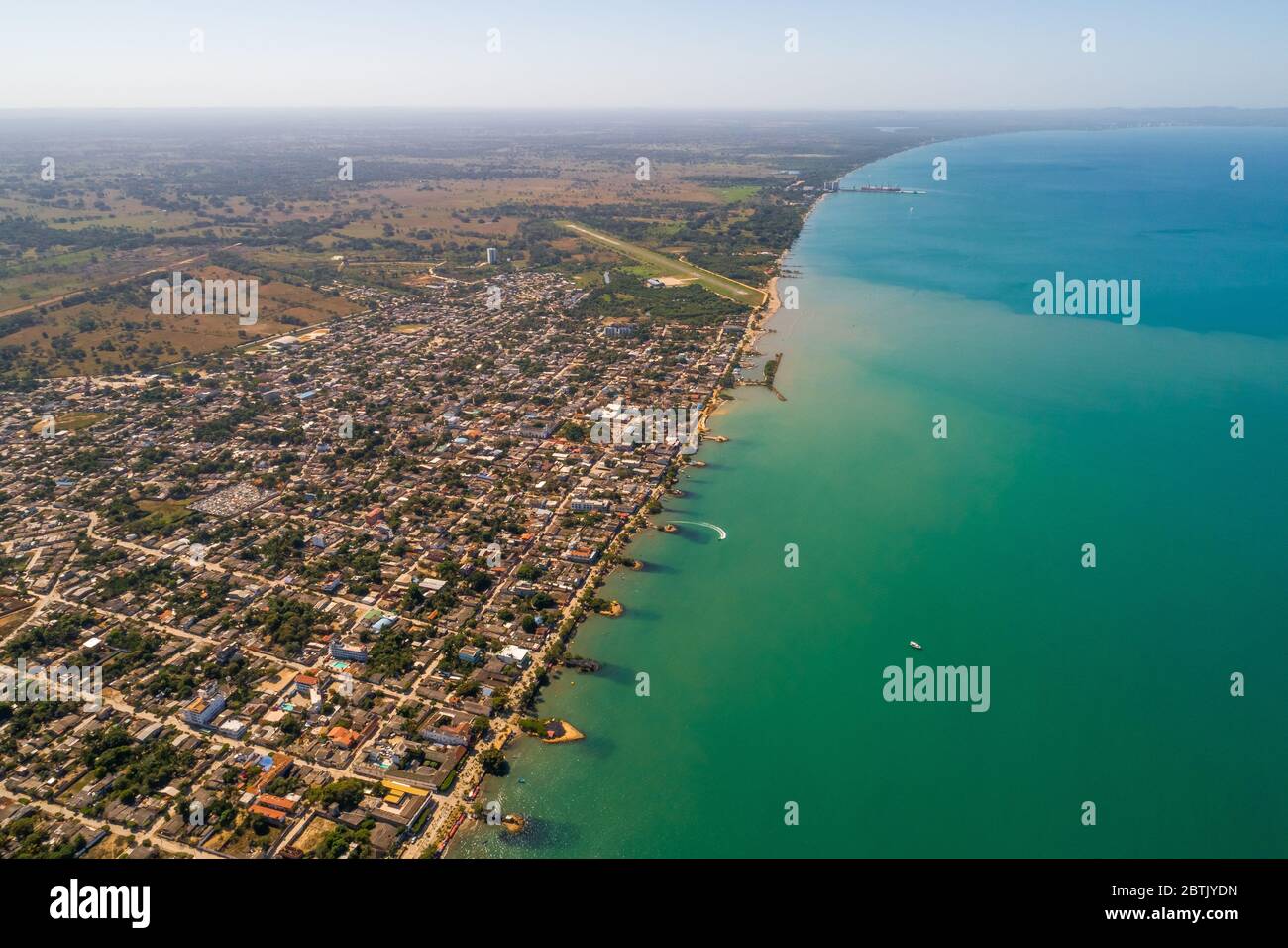 Luftaufnahme der paradiesischen Strände in der kolumbianischen Karibik, mit smaragdgrünem und blauem Wasser und pazifischen Wellen, die an die Küste ankommen Stockfoto