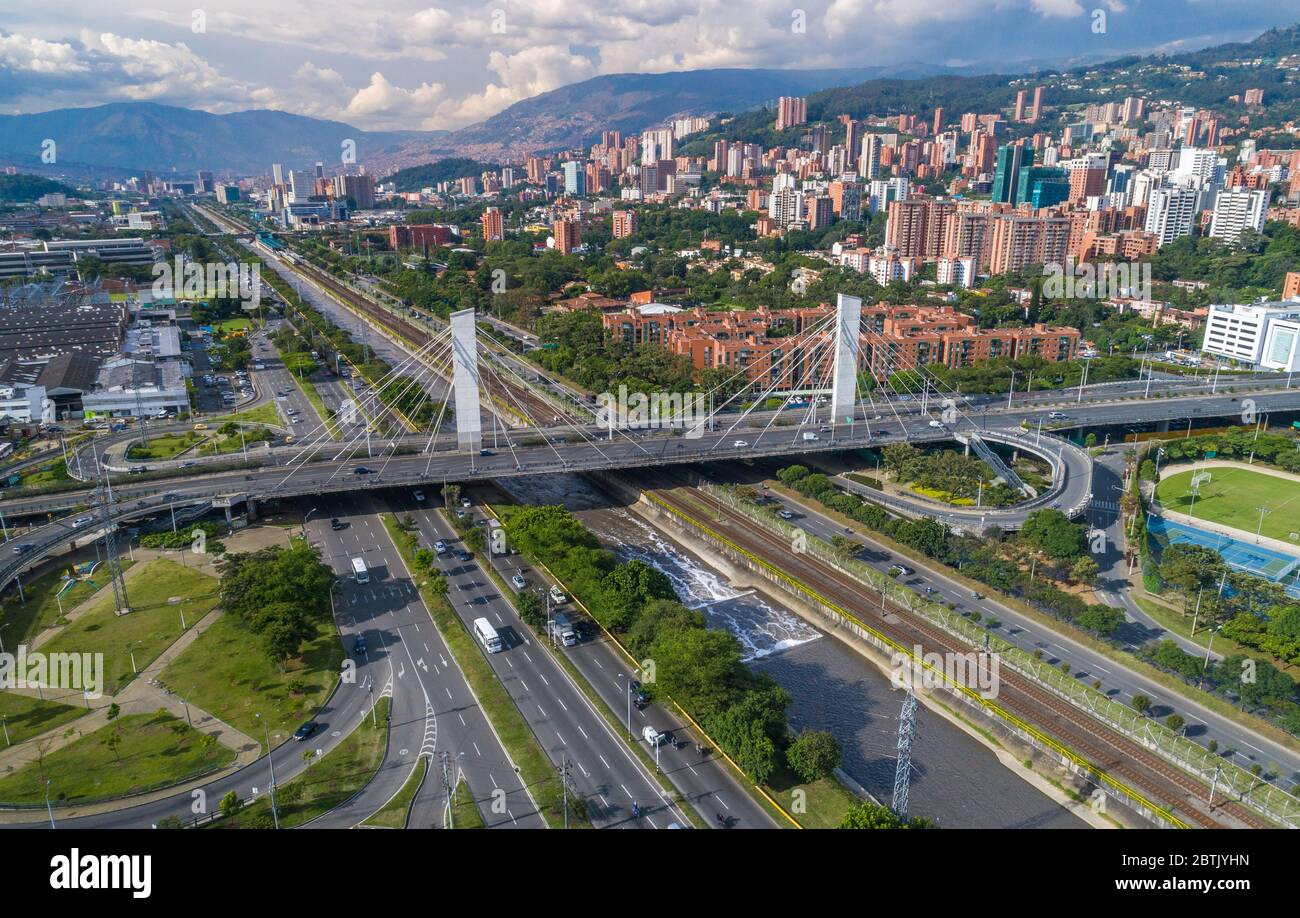 Eine Luftaufnahme der emblematischen Brücke über Medellin City namens 4 Sur, die westliche und östliche Seite der Stadt über den Medellin River verbindet Stockfoto