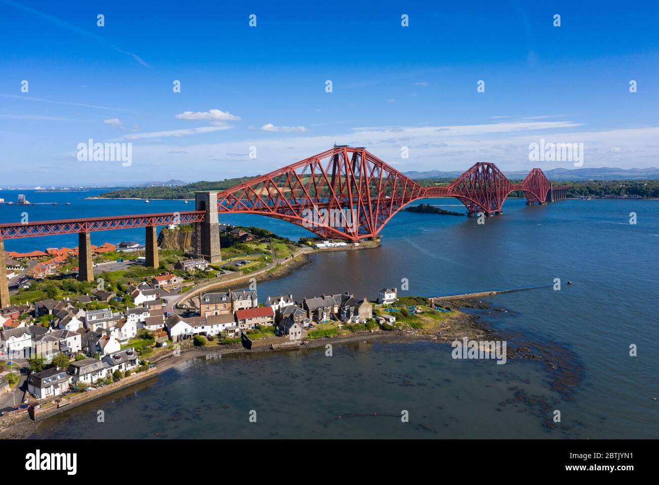 Luftaufnahme der Forth Bridge, die den Fluss Forth überquert und das Dorf North Queensferry, Fife, Schottland, Großbritannien Stockfoto