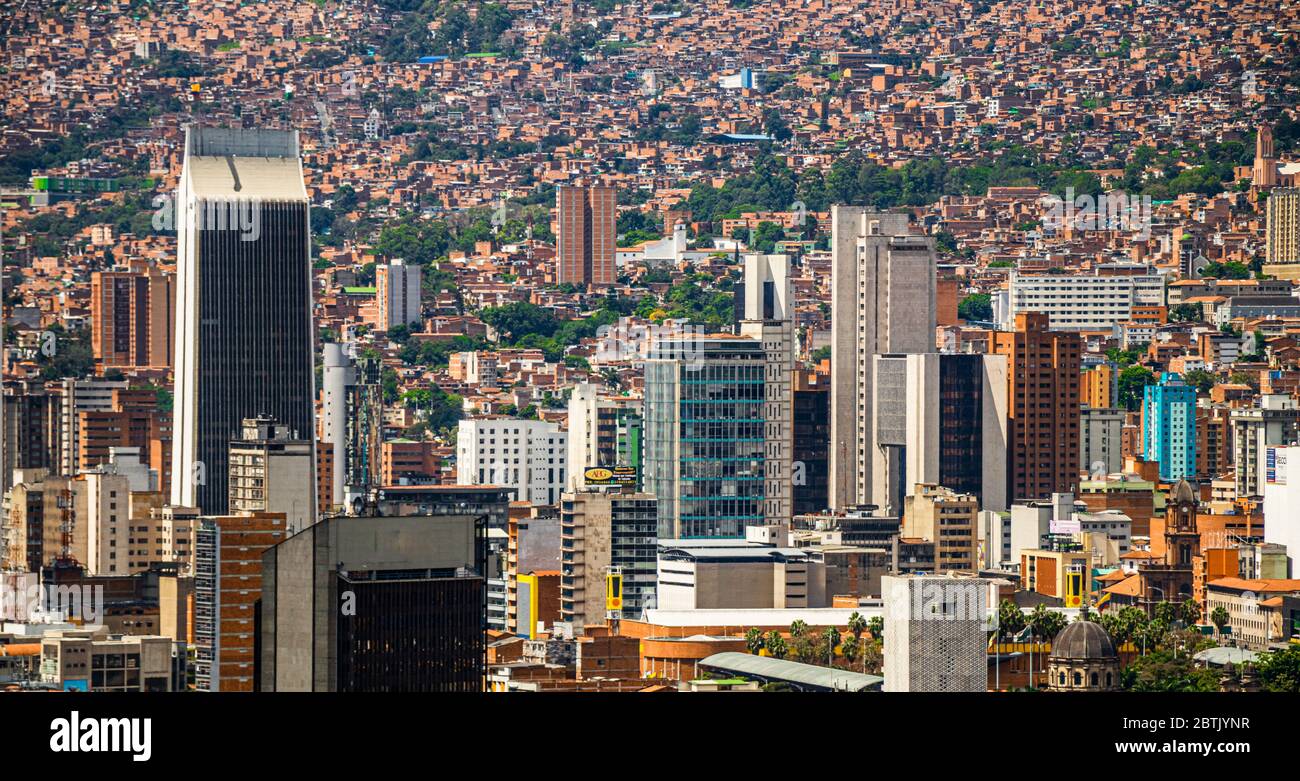 Luftaufnahme der Innenstadt von Medellin mit vielen Gebäuden, darunter das symbolträchtigste, das Coltejer-Gebäude Stockfoto