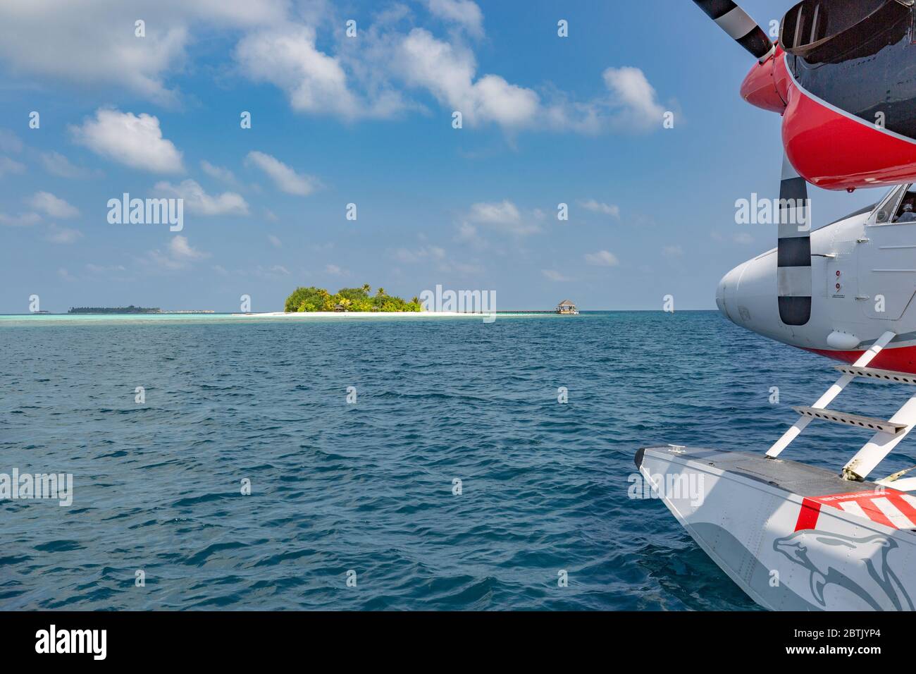 Exotische Szene mit Wasserflugzeug auf den Malediven. Erstaunliche Reise Hintergrund in exotischen Ziel. Urlaub oder Urlaub auf den Malediven Konzept Hintergrund Stockfoto