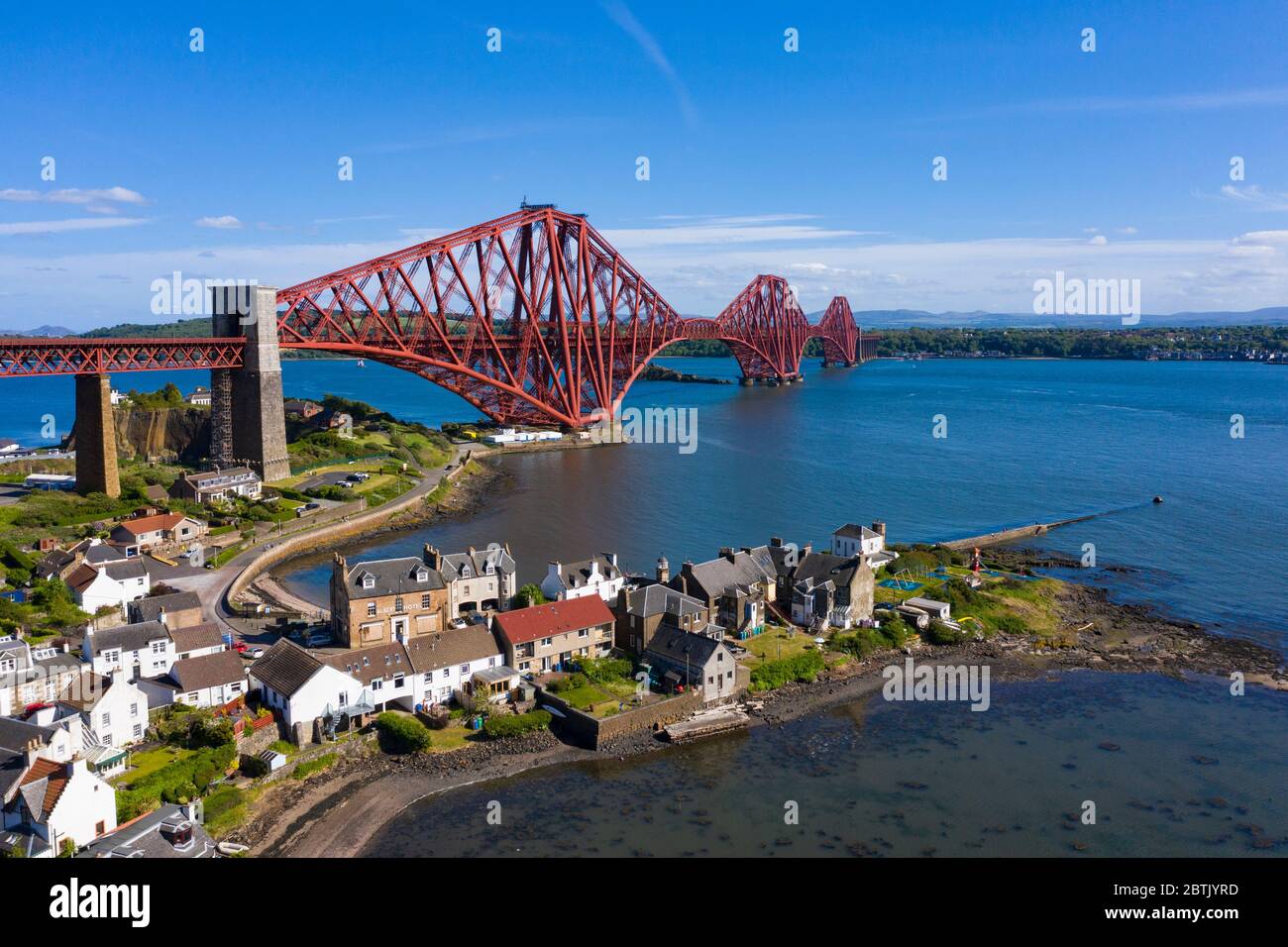 Luftaufnahme der Forth Bridge, die den Fluss Forth überquert und das Dorf North Queensferry, Fife, Schottland, Großbritannien Stockfoto