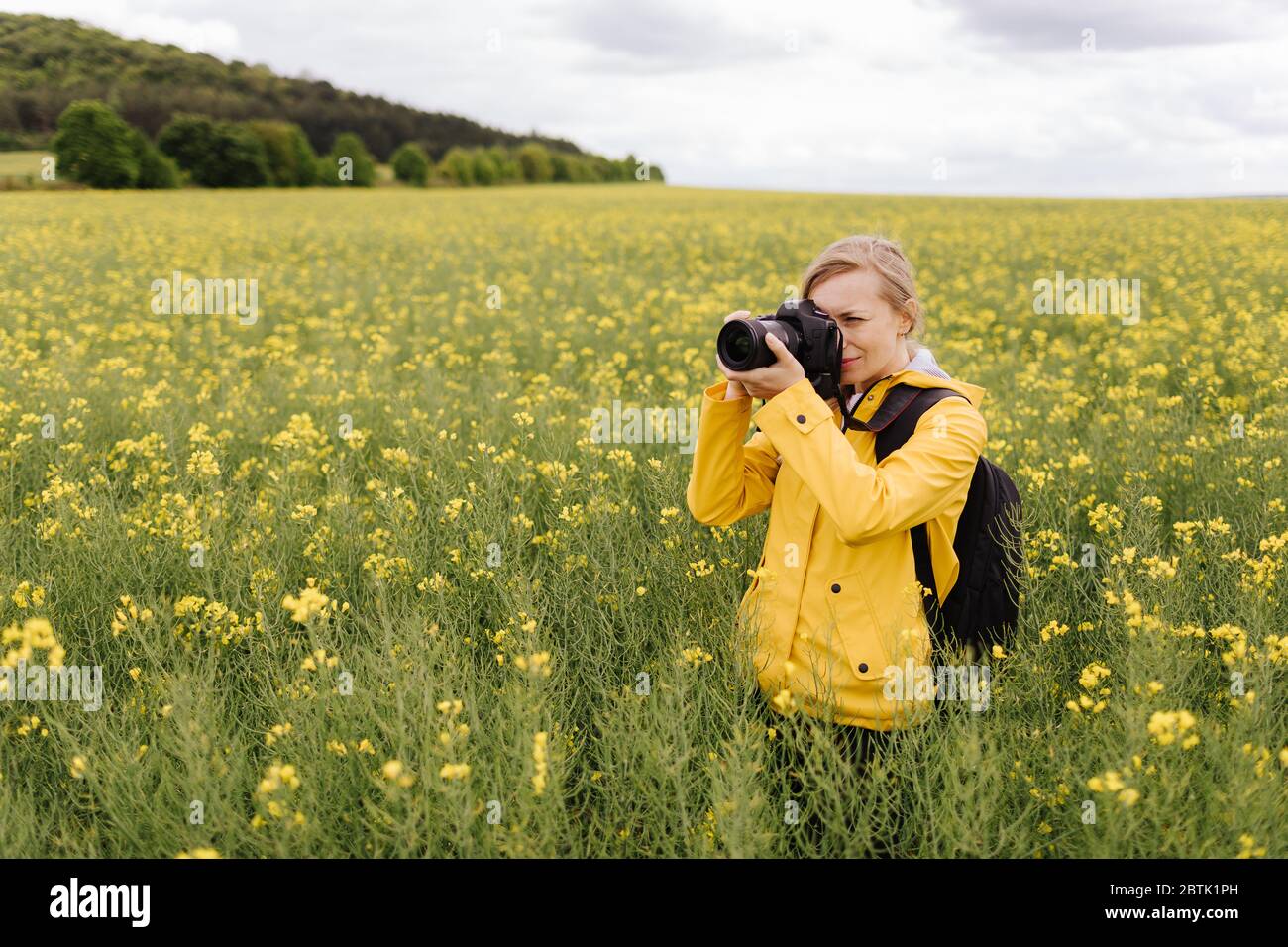 Professioneller Fotograf, der Bilder von der Natur fotografiert Stockfoto