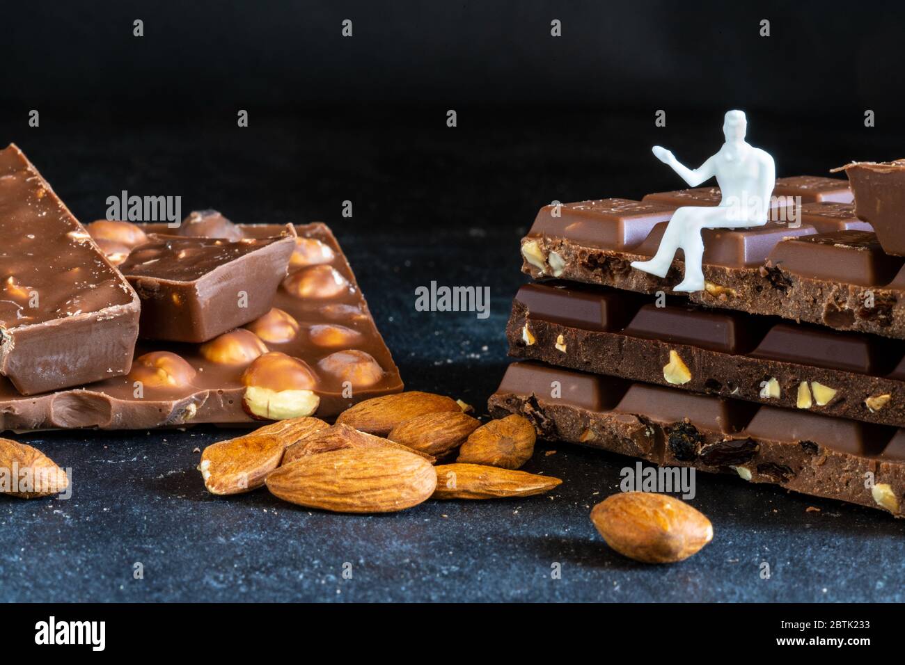 Charge von Schokolade mit Mandeln und Haselnüssen Stockfoto