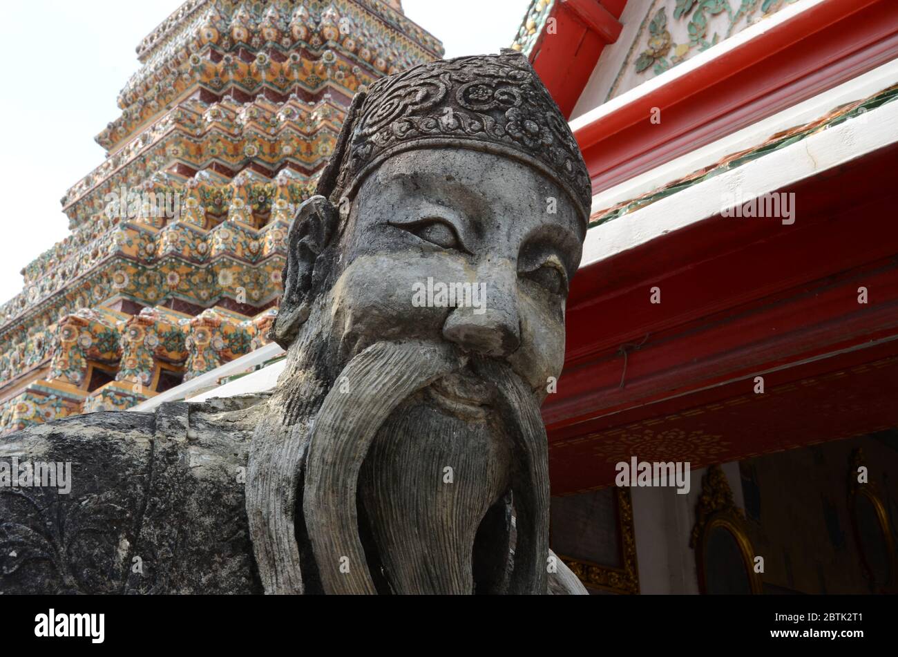 Weise aussehende Skulptur bewacht Wat Pho in Bangkok Stockfoto