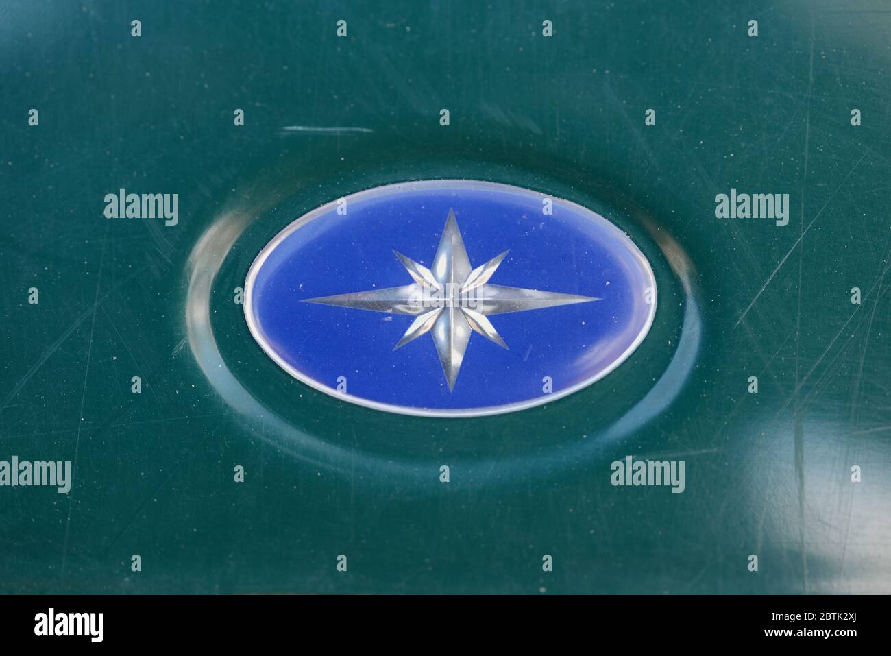 Polaris Stern-Logo-Emblem auf einer ATV-Haube Stockfoto