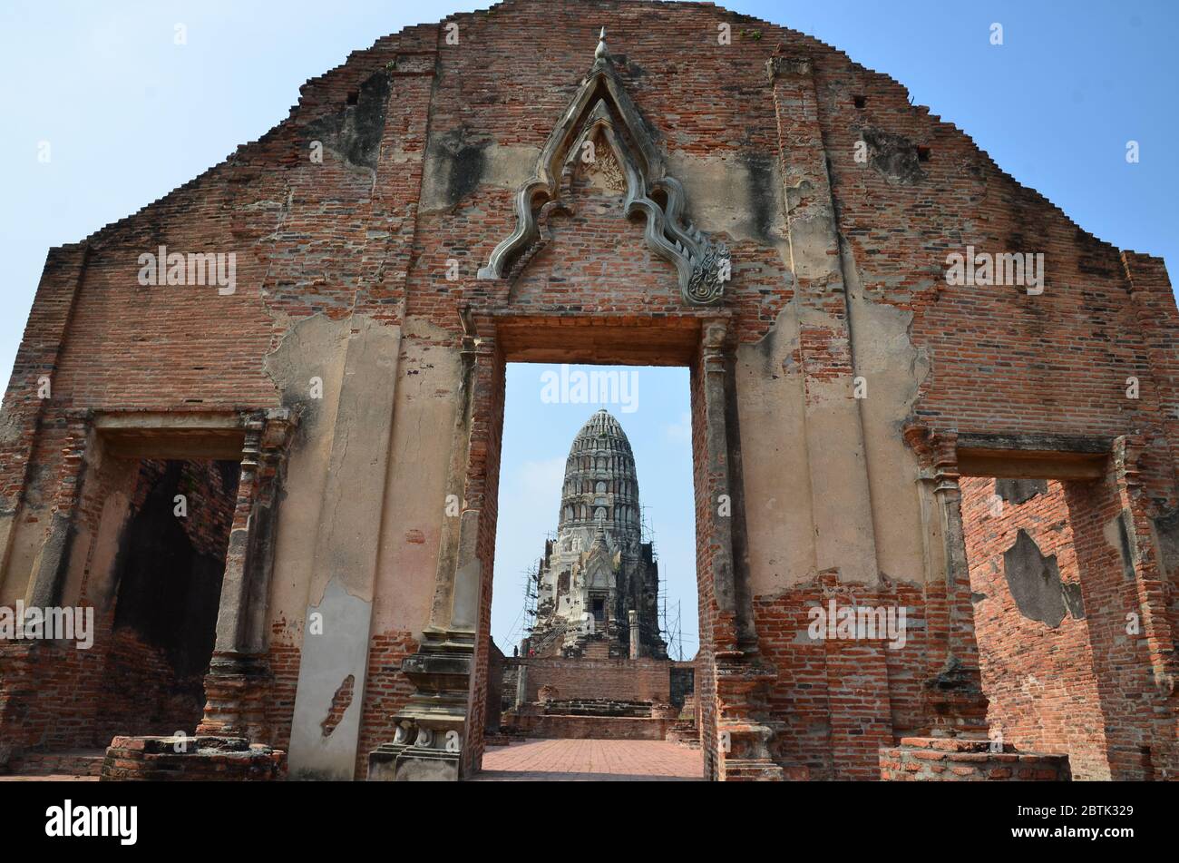 Wunderschöne weiße Chedi, fotografiert durch ein Tor im Wat Phra Mahathat, Ayutthaya Stockfoto