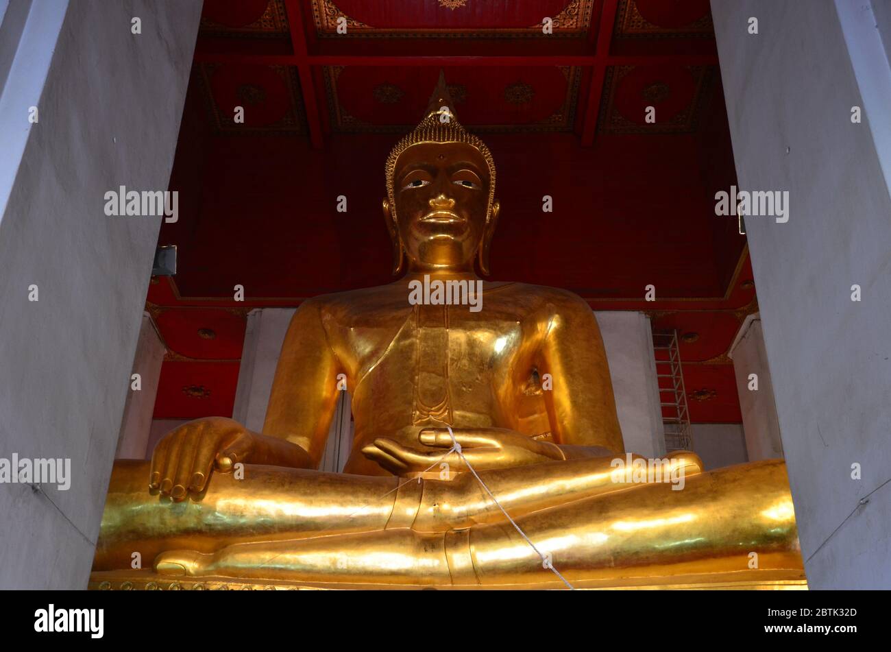 Riesige goldene Buddha-Statue am Wihaan Phra Mongkhon Bophit in Ayutthaya Stockfoto