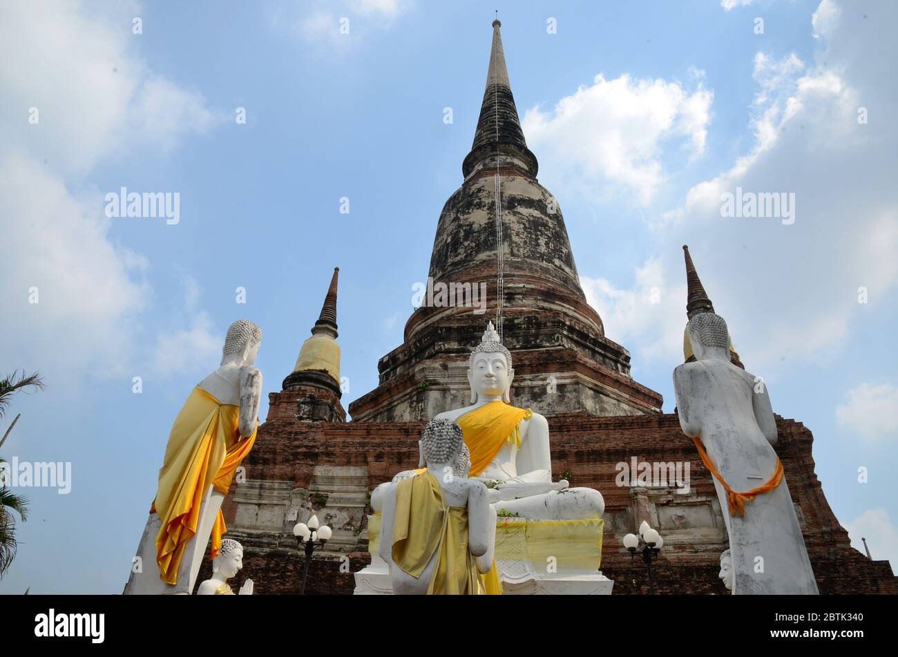Beeindruckende Chedi mit buddha-Statuen im Wat Yai Chai Mongkhon in Ayutthaya Stockfoto