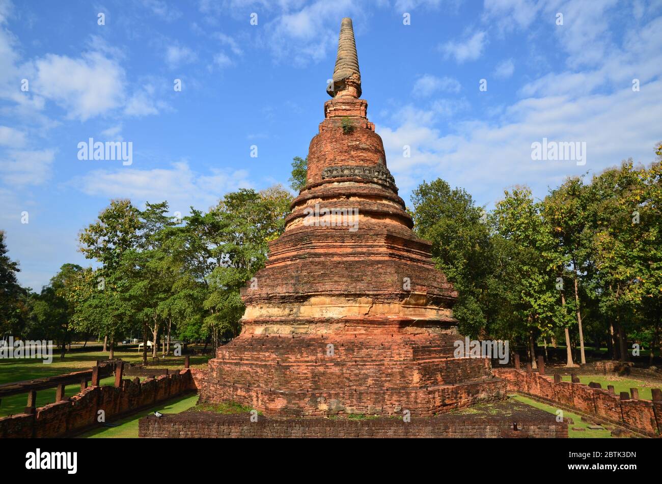 Schöne Chedi von Wat Phra, die in Kamphaeng Phet historischen Park Stockfoto