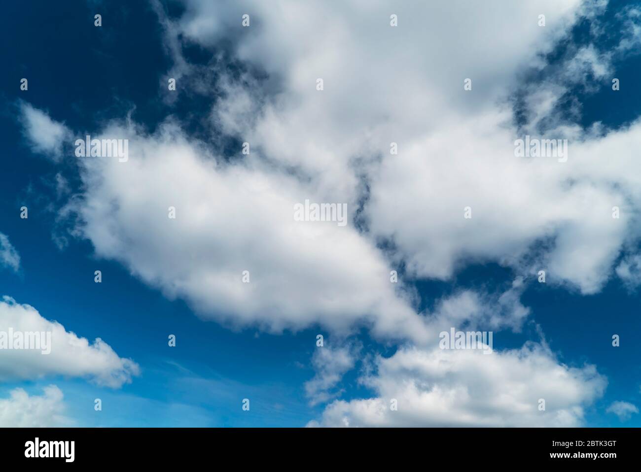 Tagsüber Wolken am blauen Himmel Stockfoto