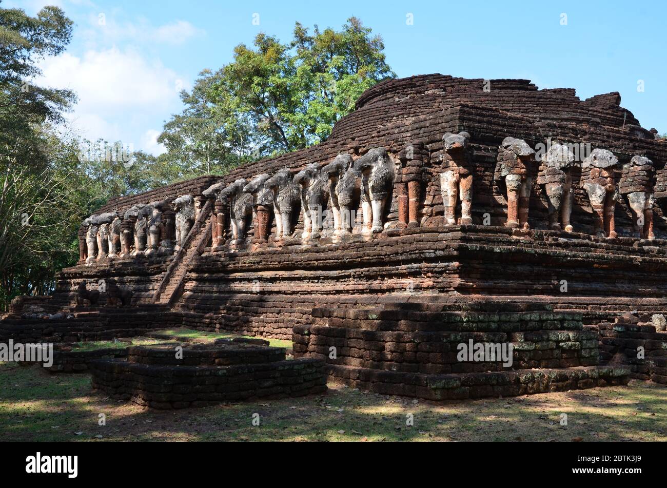 Wat Chang Rop in Kamphaeng Phet, einem Tempel umgeben von Elefanten Stockfoto