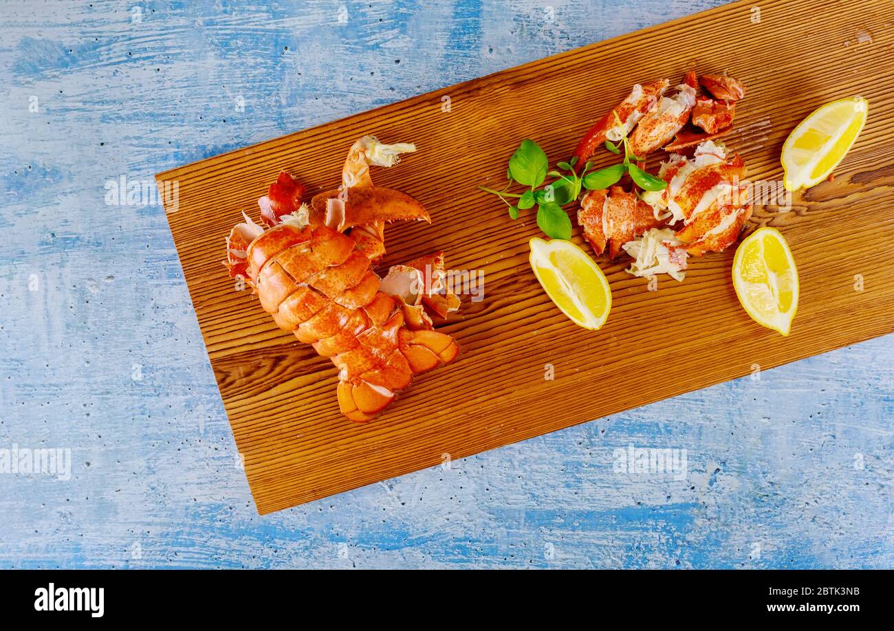 Gekocht, fertig, um Hummer Stücke auf dem Holztisch mit Zitrone zu essen Stockfoto