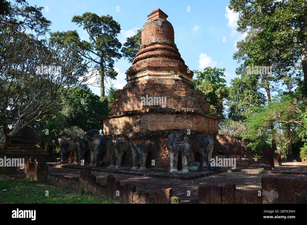 Chedi von Wat Chang in Kamphaeng Phet, früher von Elefanten umgeben Stockfoto