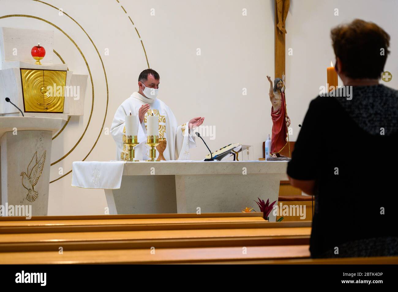 Bratislava, Slowakei. 2020/5/11. Heilige Messe während der COVID-19 Pandemie. Zu den Maßnahmen gehören das Tragen von Gesichtsmasken und Distanzierung. Stockfoto