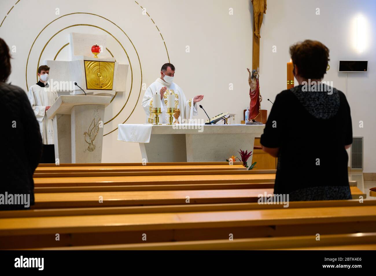 Bratislava, Slowakei. 2020/5/11. Heilige Messe während der COVID-19 Pandemie. Zu den Maßnahmen gehören das Tragen von Gesichtsmasken und Distanzierung. Stockfoto