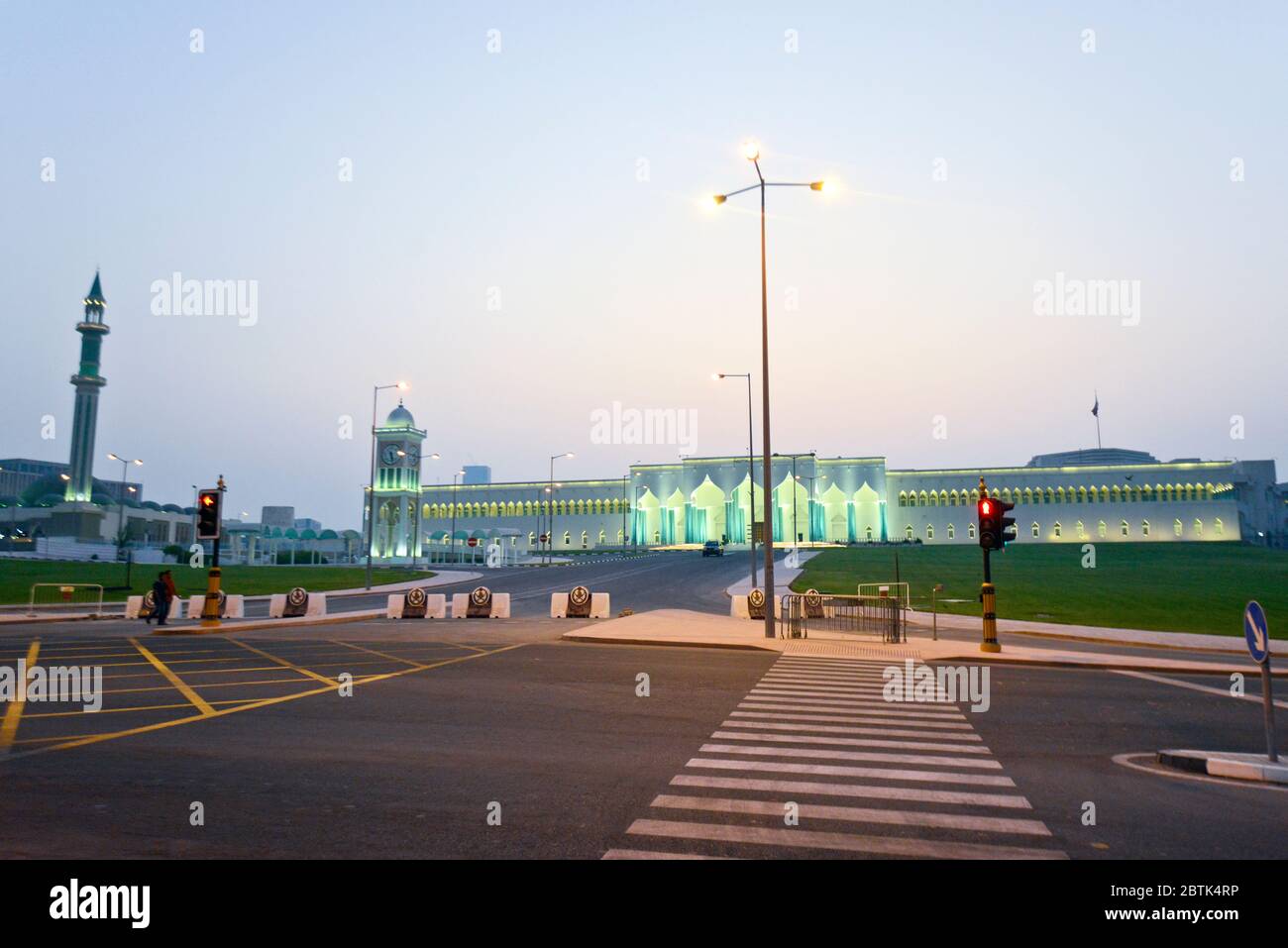 Emir's Palast in der Dämmerung, Corniche Bezirk, Doha (Katar) Stockfoto