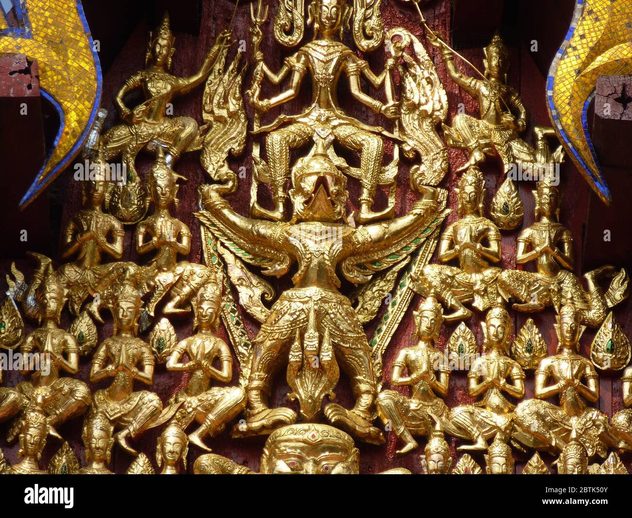 Wunderschöne goldene Figuren in der Fassade des alten Tempels Wat Na Phra Merurachikaram in Ayutthaya Stockfoto