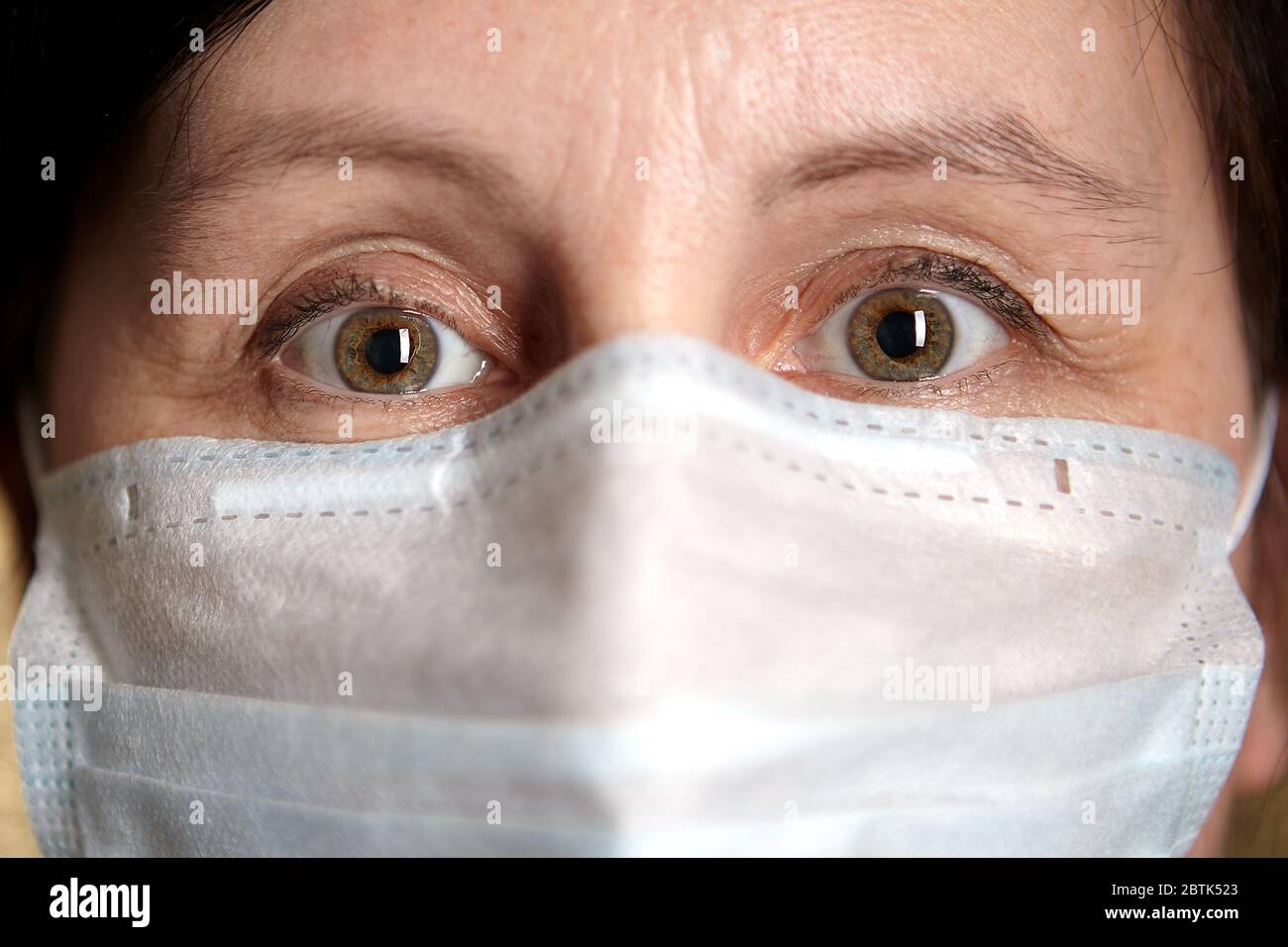 Die Bewohner müssen wegen der Coronavirus Covid-19-Pandemie zu Hause oder an ihrem Wohnort bleiben. Kaukasische Frau im Gesichts Einweg schützende su Stockfoto