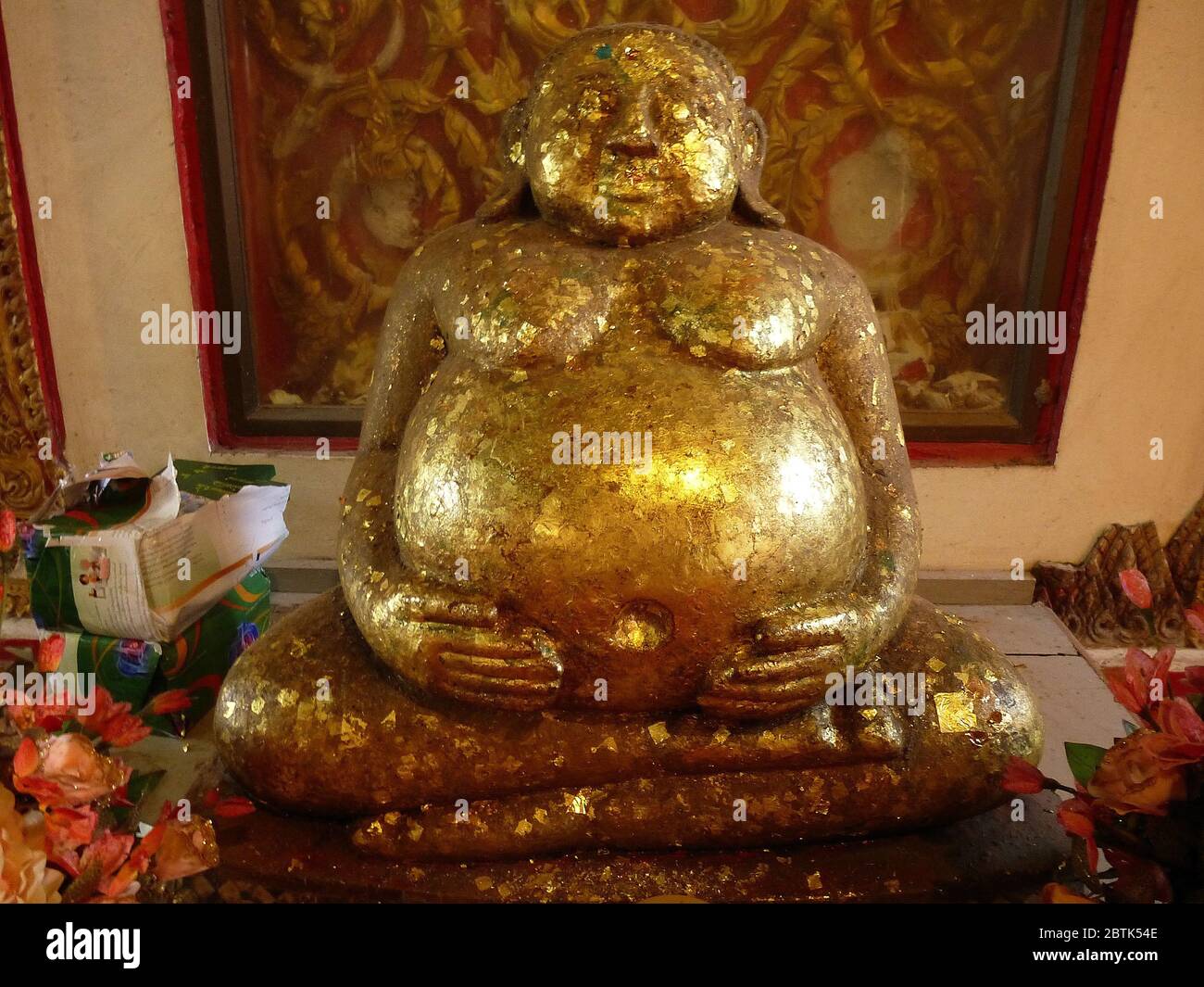 Fetter goldener Buddha im Wat Phanan Choeng in Ayutthaya Stockfoto