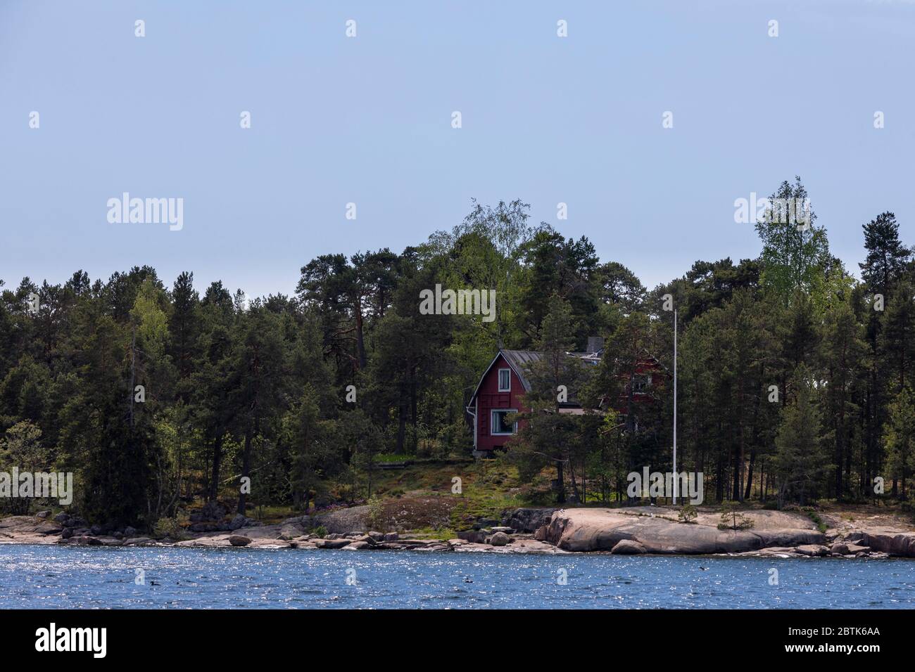 Finnisches Sommerhaus auf der Insel an der Küste der Ostsee Stockfoto