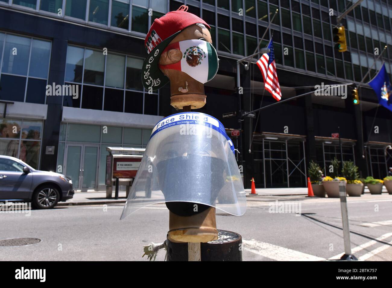 New York City, USA. Mai 2020. Ein Straßenhändler stellt Manequin-Köpfe mit Gesichtsmasken zum Verkauf, um gegen die Ausbreitung des COVID-19 Virus entlang des Broadway in der Nähe von Battery Park in New York, NY, 26. Mai 2020 zu schützen. (Anthony Behar/Sipa USA) Credit: SIPA USA/Alamy Live News Stockfoto