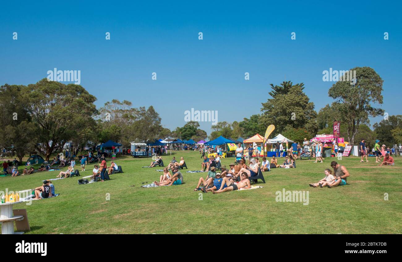 Menschen genießen Musikmarkt und Sonnenschein Killalea Park Shellharbour NSW Australien Stockfoto