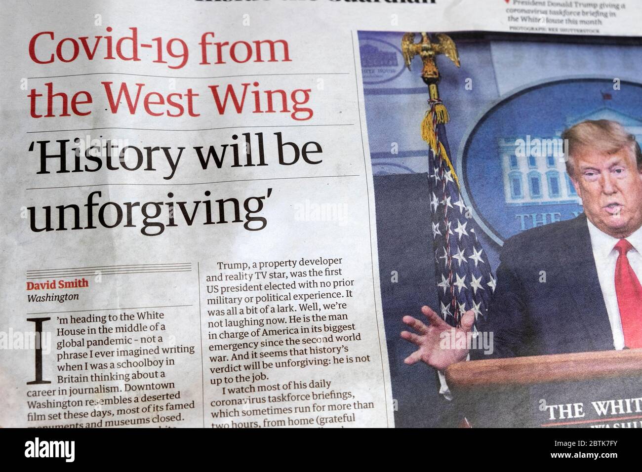 Donald Trump Zeitung Schlagzeilen Artikel "Covid-19 aus dem Westflügel "Geschichte wird unversöhnlich sein" in Guardian 11 April 2020 Großbritannien Stockfoto