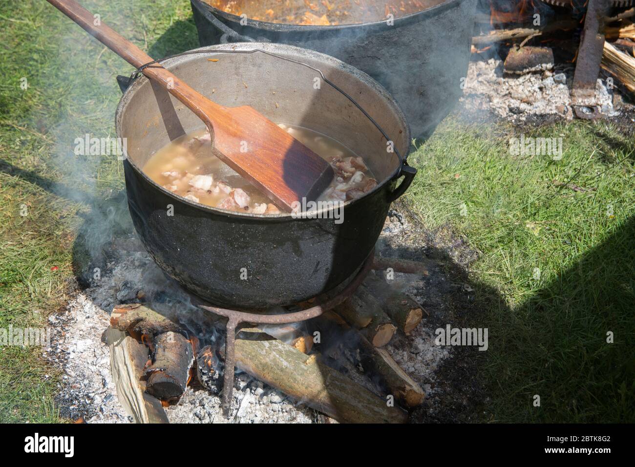 Rindfleisch Eintopf Kochen in einem großen Topf über offenem Feuer, im Freien Stockfoto