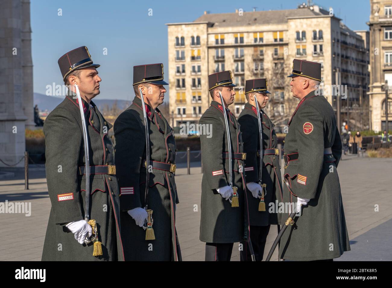Budapest, Ungarn-8. Februar 2020: Wechsel der Wachen in Uniform mit Schwertern vor dem ungarischen Parlament in Budapest Stockfoto