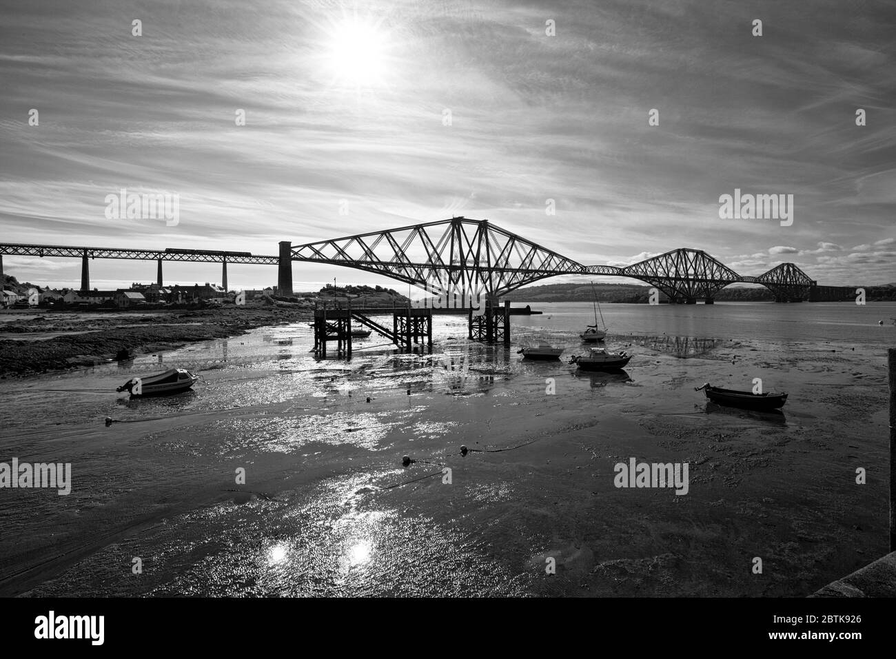 ScotRail Klasse 170 Turbostar Zug an der North Queensferry, die Forth Bridge (Fife) mit Booten im Schlamm bei Ebbe Stockfoto