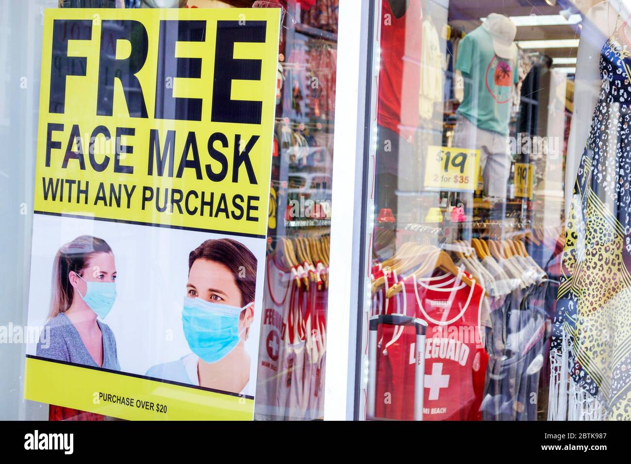 Miami Beach, Florida, Souvenirladen, Einkaufen, kostenlose Gesichtsmaske bei jedem Kauf über die Aktion „720“, Covid-19-Coronavirus-Pandemie-Krisenkrankheit, SIG Stockfoto