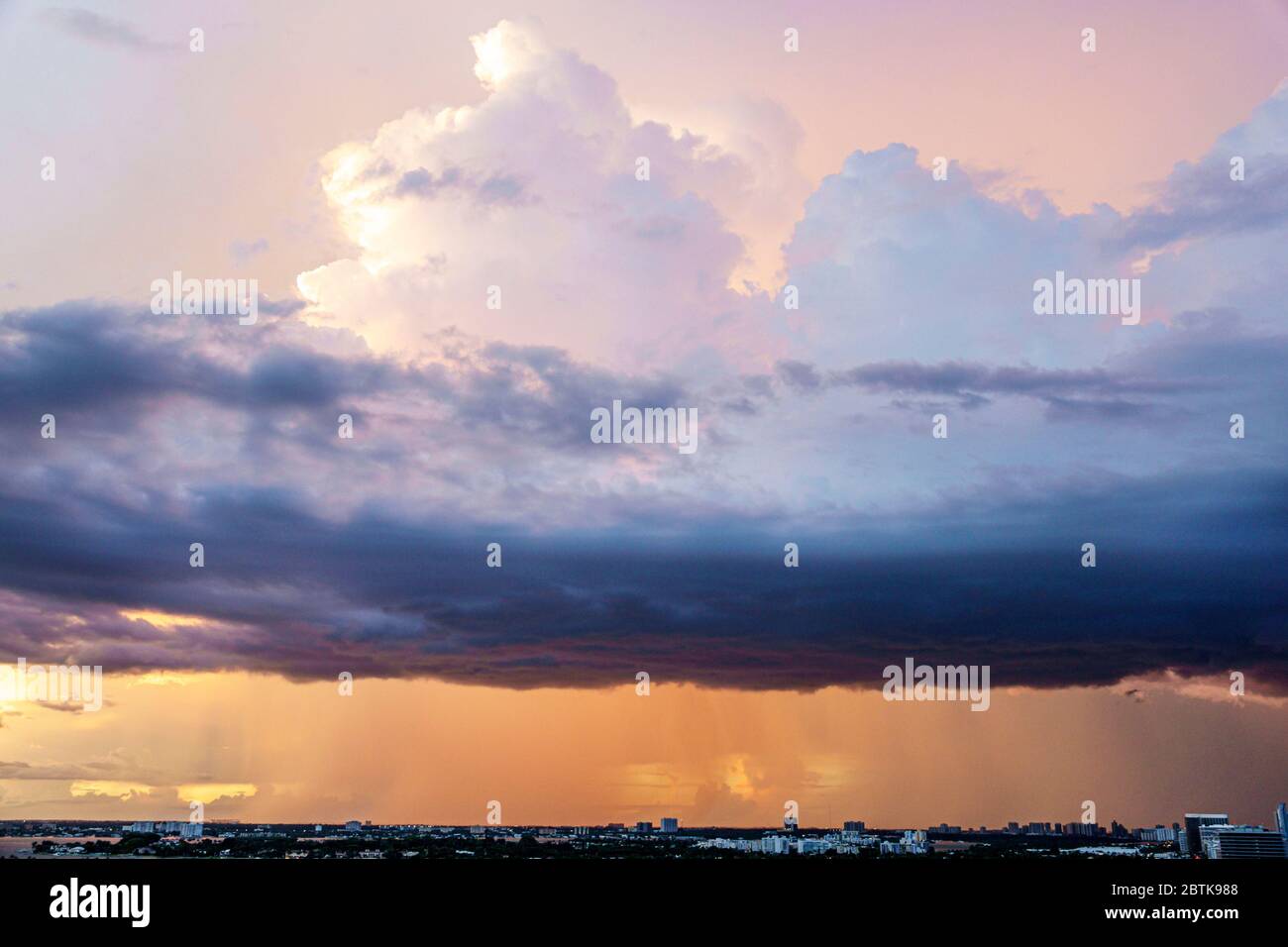 Miami Beach Florida, Himmel Sturm Wolken regen Regensturm, Besucher reisen Reise Tour Tourismus Wahrzeichen, Kultur Kultur Kultur Urlaub Gruppe Stockfoto