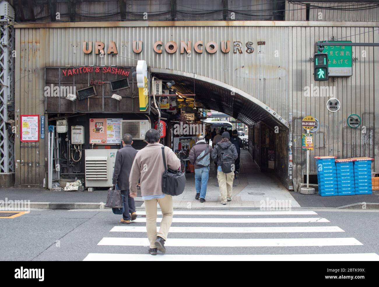 Yuraku Concourse, eine Reihe von Geschäften und Restaurants unter den Bahngleisen der JR Yamanote Line am Bahnhof Yurakucho. Tokio, Japan Stockfoto