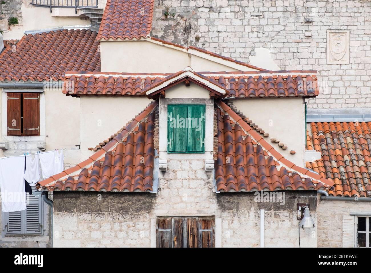 Nahaufnahme von mittelalterlichen Residenzen in der historischen Altstadt von Split, Kroatien Stockfoto