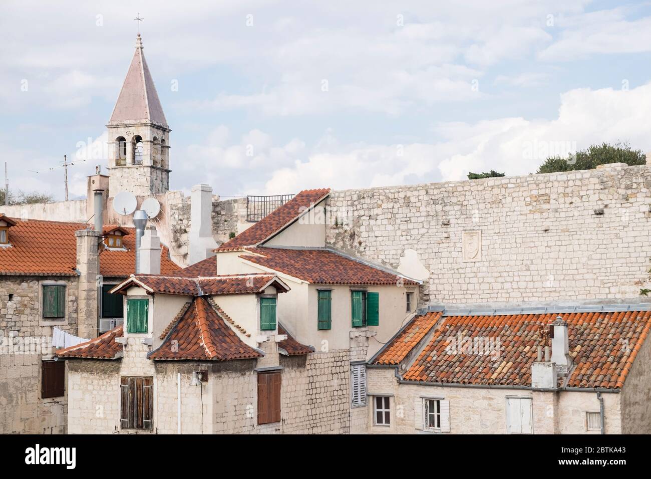 Blick über die rot gefliesten Dächer der historischen Altstadt von Split in Richtung Glockenturm der St. Arnir Kapelle, Split, Croaia Stockfoto