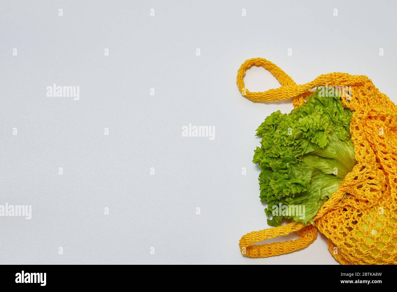 Einkaufen mit umweltfreundlicher Stricktasche mit Kordelzug. Umweltschutz, Recyclingkonzept, kein Kunststoff, kein Abfall Stockfoto