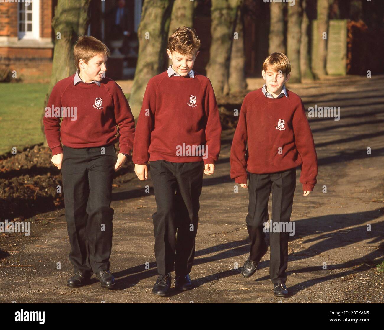 Junge Jungen, die auf dem Schulgelände spazieren, Felsted Preparatory School, Great Dunmow, Essex, England, Großbritannien Stockfoto