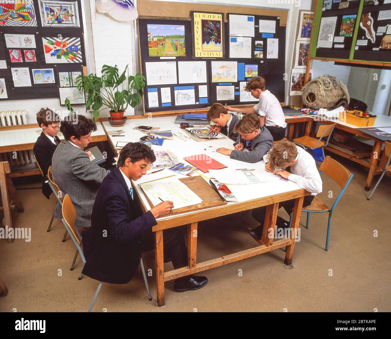 Studenten zeichnen in der Kunstklasse, Surrey, England, Großbritannien Stockfoto