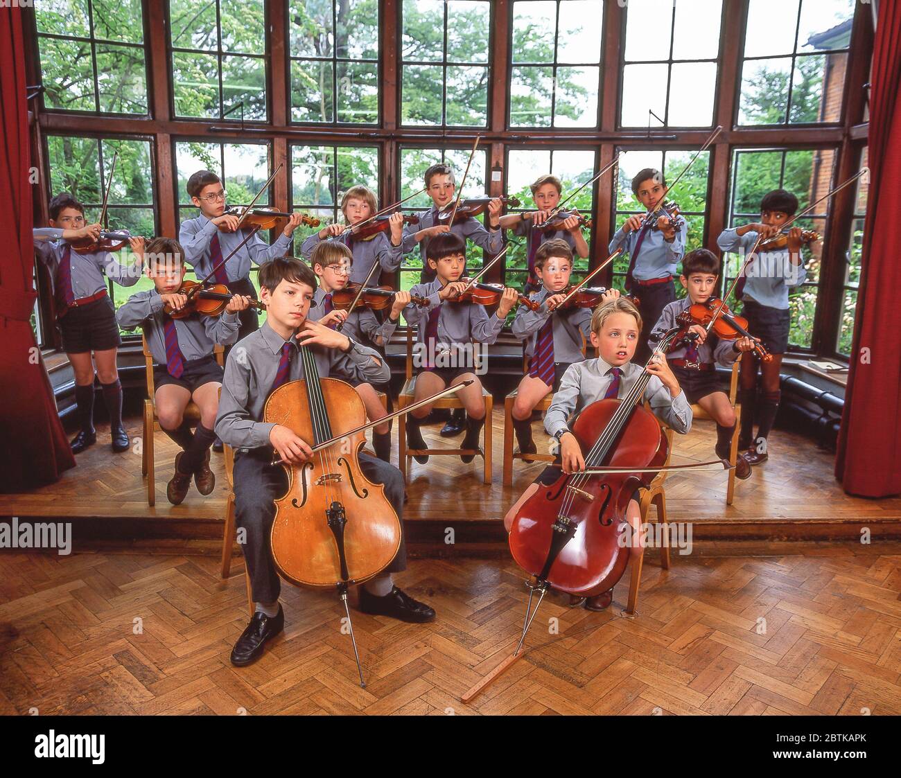 Schuljungen Orchester mit Violinen und Celli, Surrey, England, Vereinigtes Königreich Stockfoto