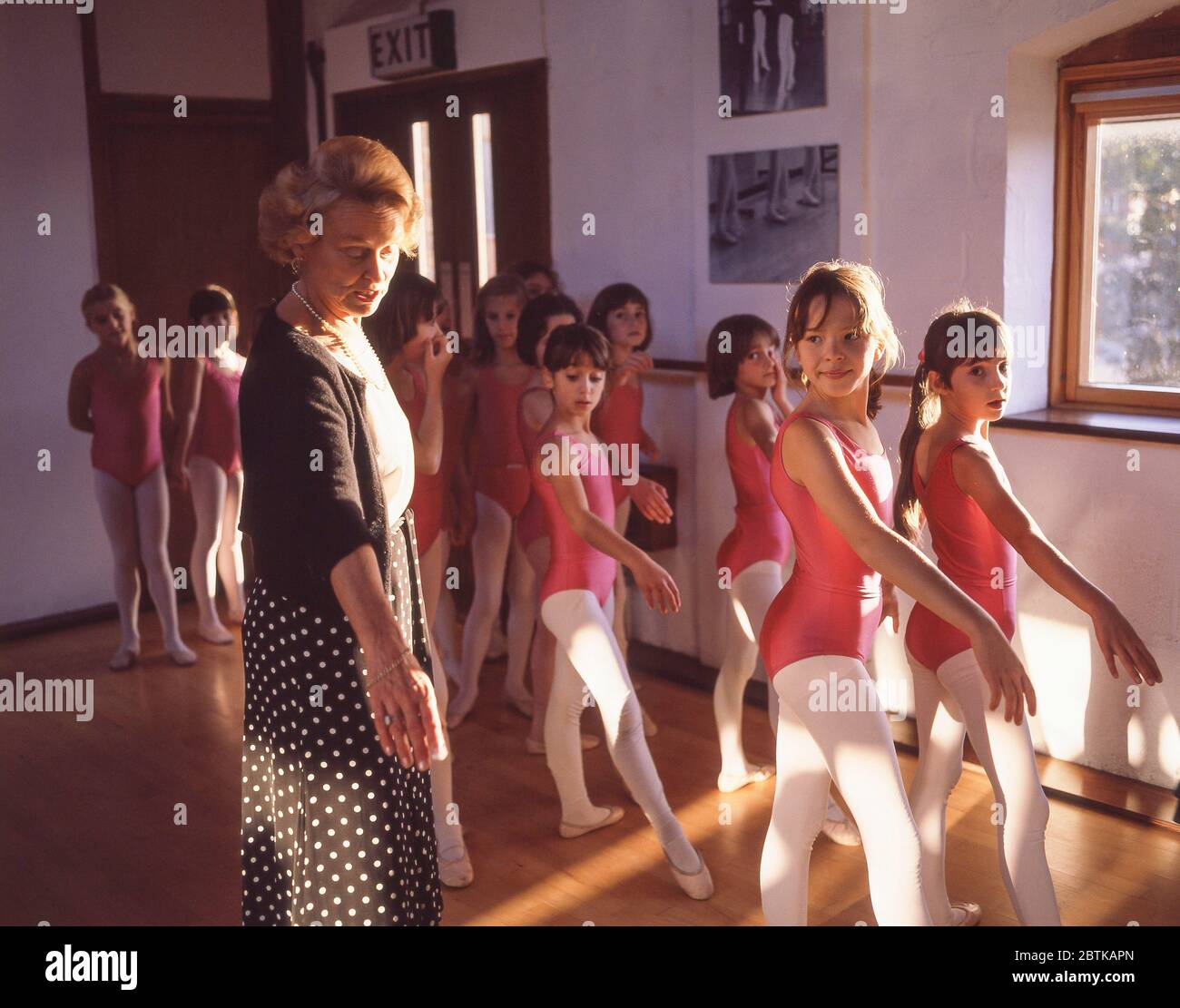 Junge Mädchen mit einem Ballettunterricht im Unterricht, Surrey, England, Großbritannien Stockfoto