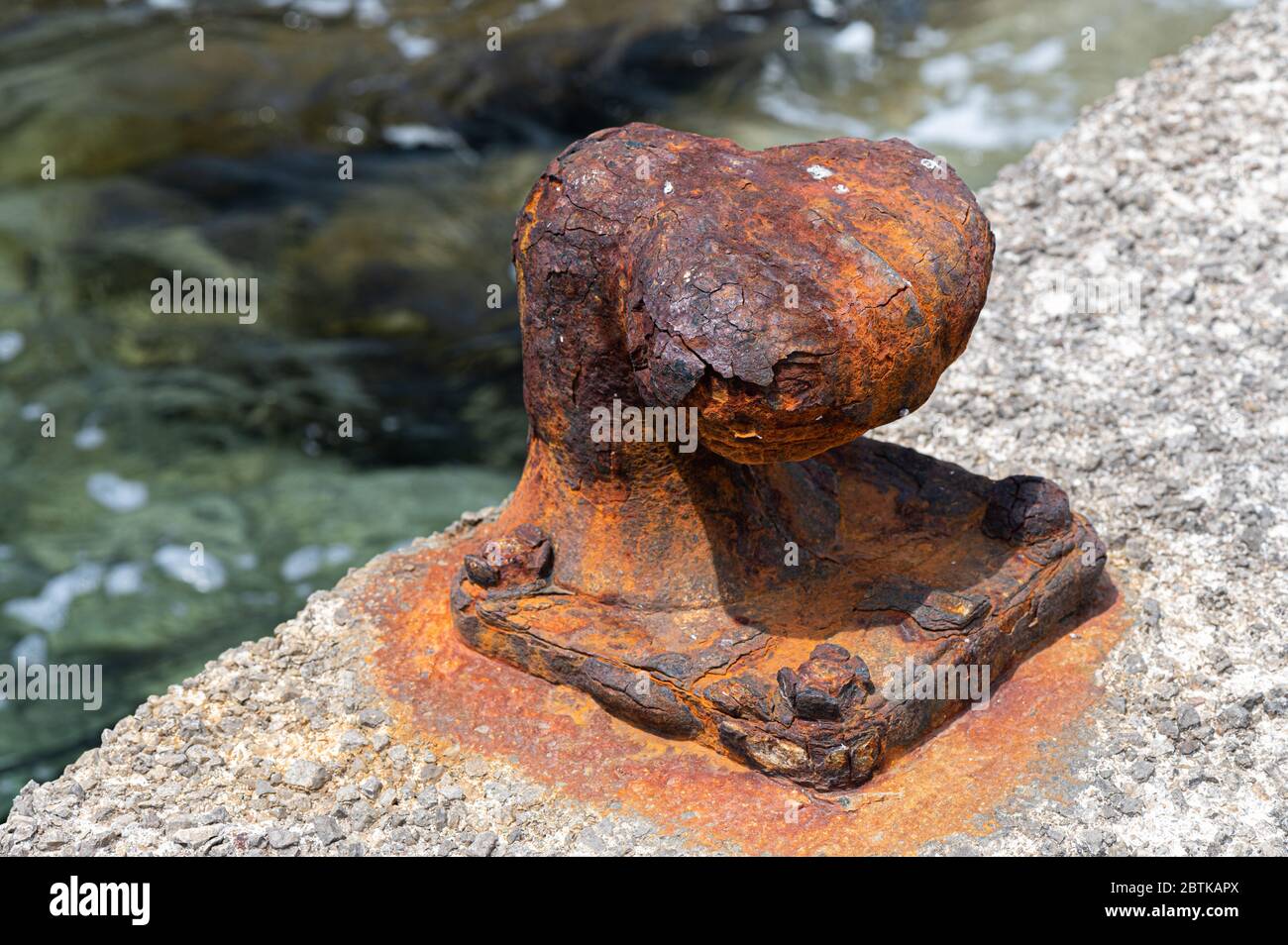 Nahaufnahme von rostigen Pfahlbauern in einem Pier Stockfoto