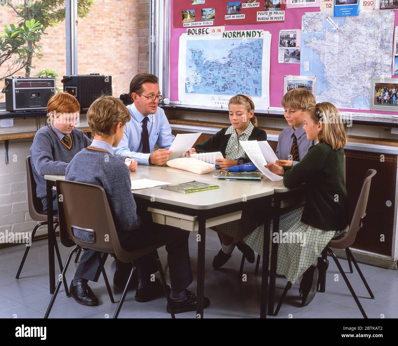 Lehrer mit dem Unterricht in Klasse Französisch in der Grundschule, Surrey, England, Vereinigtes Königreich Stockfoto