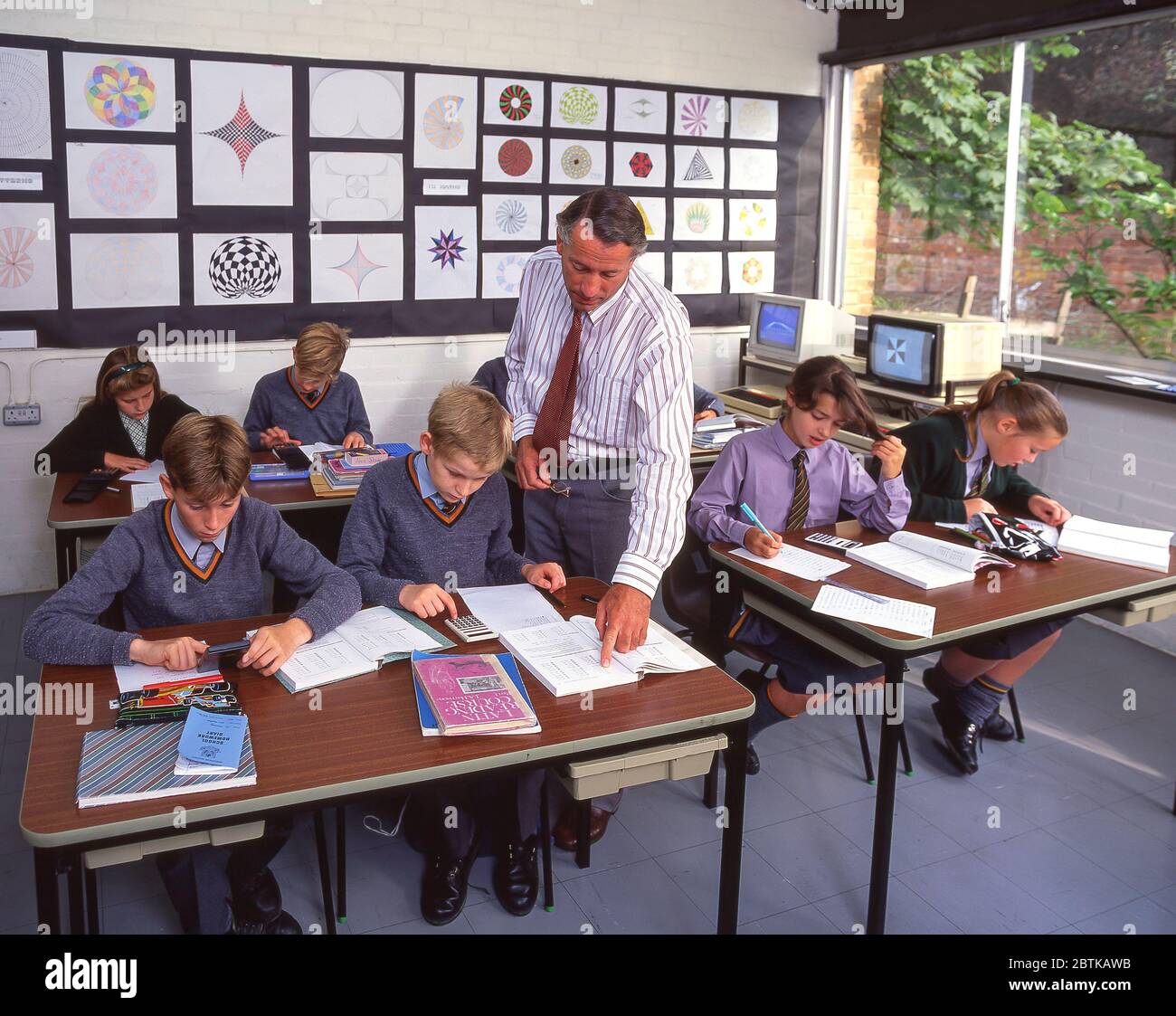 Lehrer mit Schülern in der Mathe Klasse, Surrey, England, Großbritannien Stockfoto