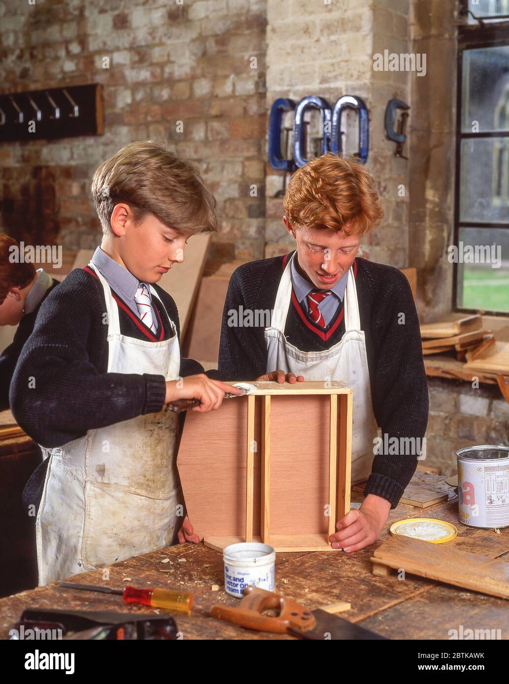 Junge Jungen in der Holzarbeits-Klasse, Surrey, England, Vereinigtes Königreich Stockfoto