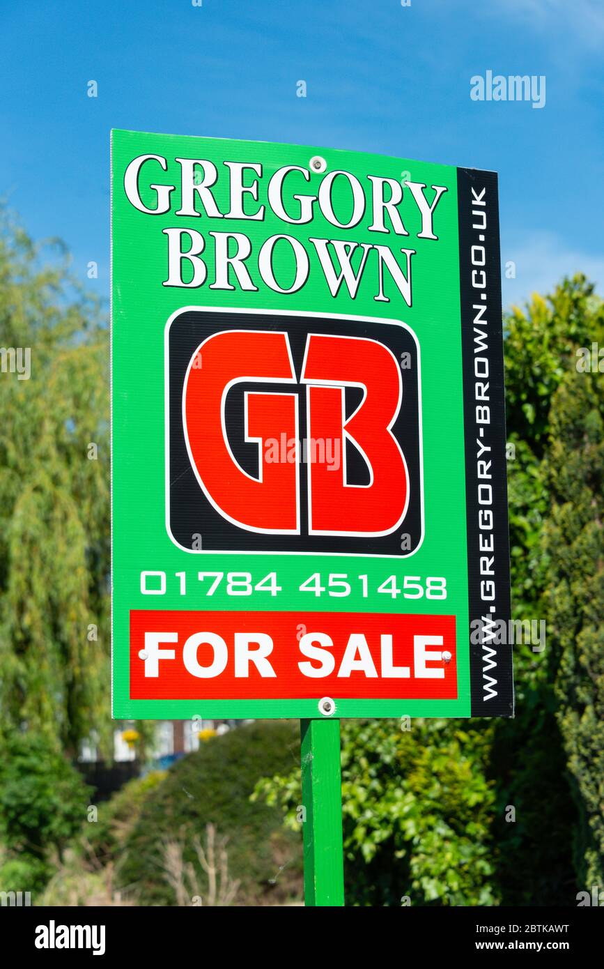Immobilienmakler 'for Sale' Zeichen, Stanwell Moor, Surrey, England, Vereinigtes Königreich Stockfoto