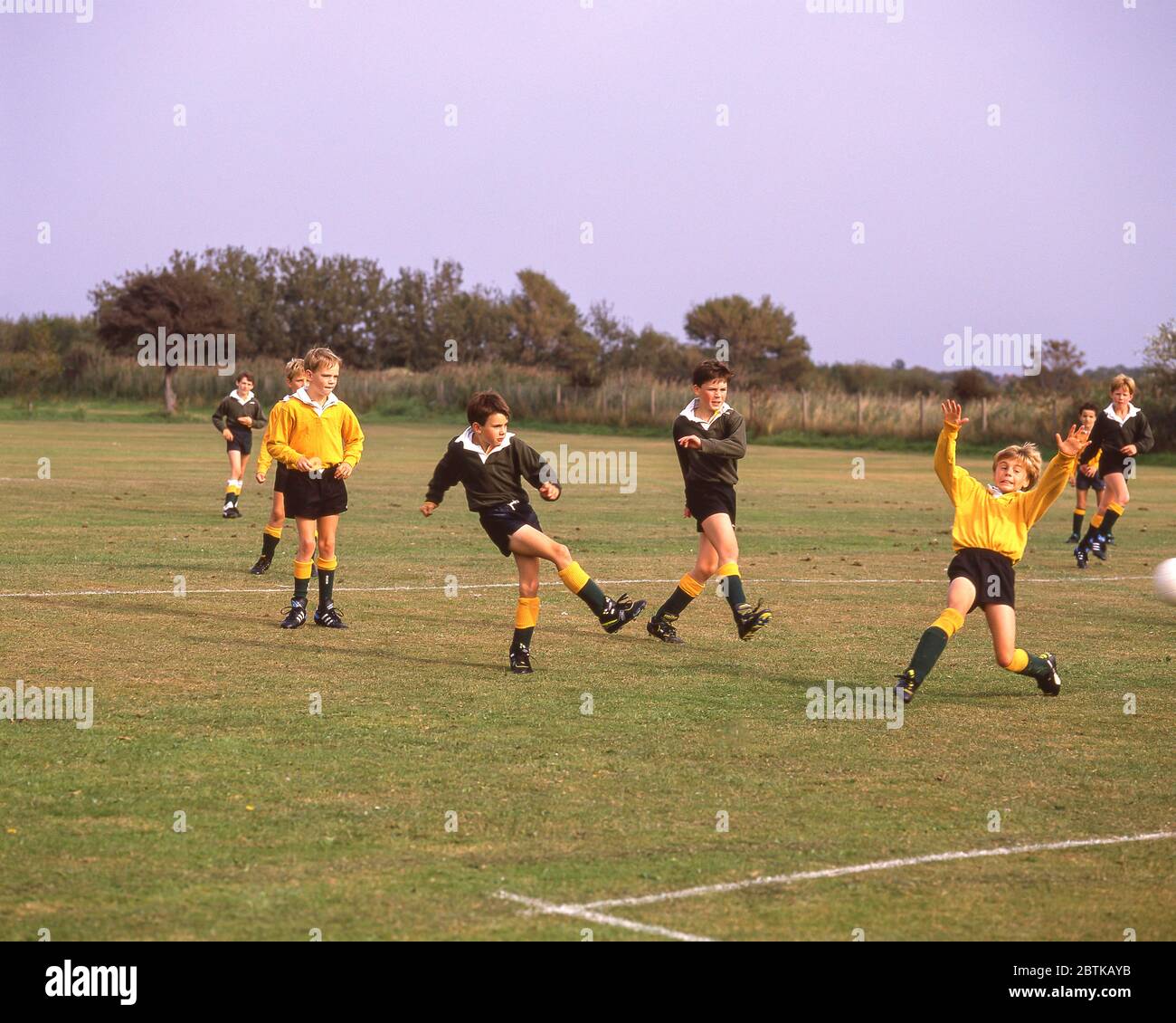 Schuljungen spielen Fußball, Surrey, England, Vereinigtes Königreich Stockfoto