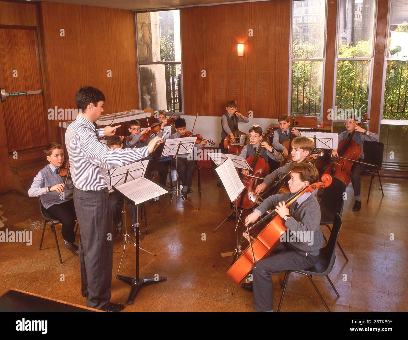 Schuljungen Orchester mit Violinen und Celli, Surrey, England, Vereinigtes Königreich Stockfoto